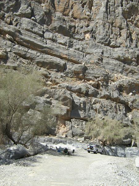 d2_picknick in de wadi1.JPG - Van een afstand zie je pas hoe indrukwekkend de rotswand is.